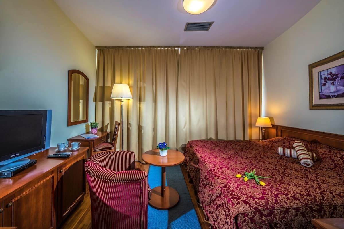 In-room safe, desk, cribs (free), WiFi (free)