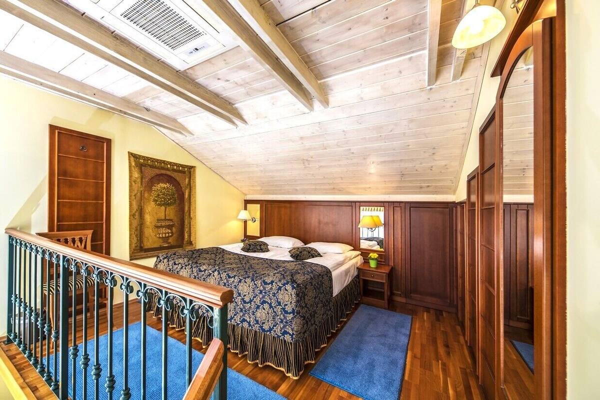 Junior Room | In-room safe, desk, cribs (free), WiFi (free)