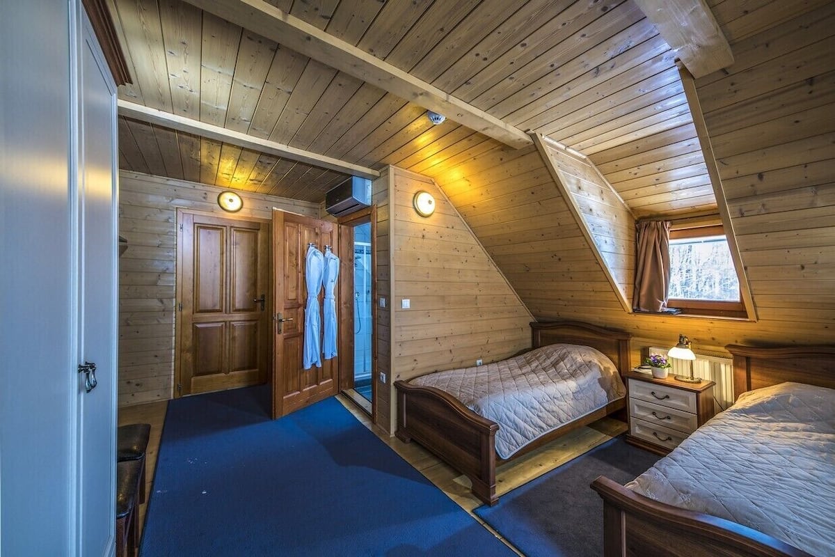 Club Room | In-room safe, desk, cribs (free), WiFi (free)