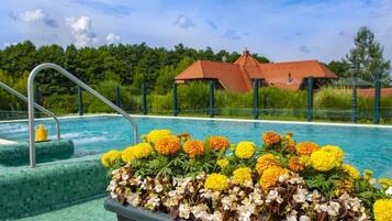 Kolam renang outdoor musiman, dengan kursi berjemur