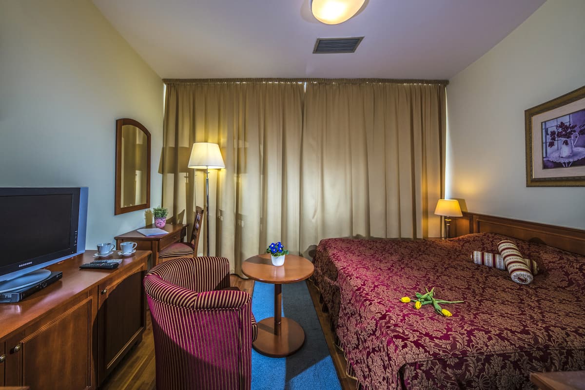 In-room safe, desk, cribs (free), WiFi (free)