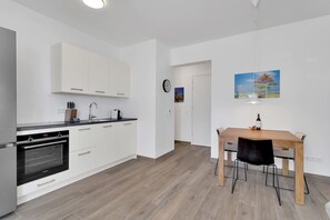 Réfrigérateur, un four, surface de cuisson, lave-vaisselle
