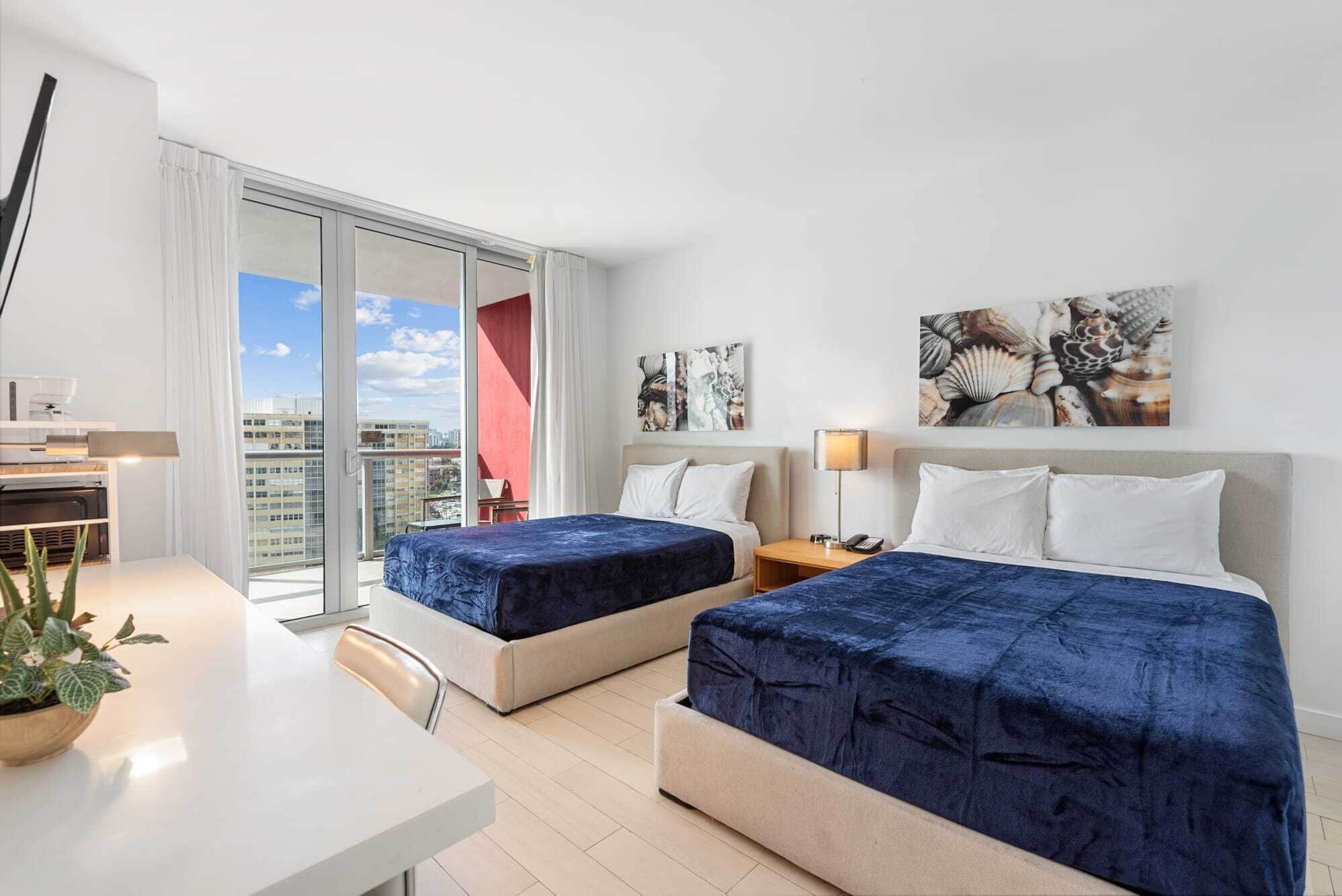 Escriptori, planxa i posts de planxar, wifi i roba de llit 