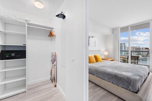 1 Schlafzimmer, Schreibtisch, Bügeleisen/Bügelbrett, Reisekinderbett