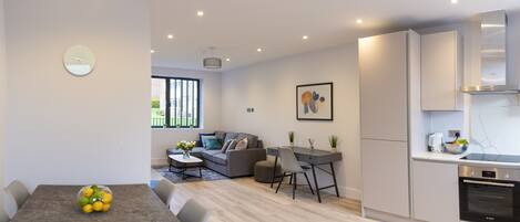 Kühlschrank, Mikrowelle, Ofen, Geschirrspüler