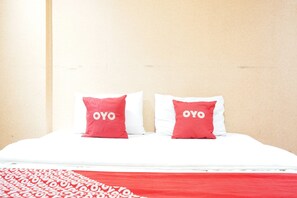 Desk, free WiFi, bed sheets - OYO 93545 Gateway Cicadas Apartment By Barbie Homestay (Bandung)