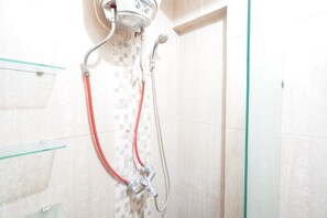 Dobbeltrom – deluxe | Bad | Dusj, håndklær og såpe