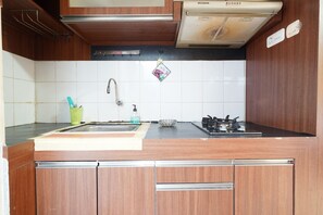 Skrivebord, wi-fi (inkludert) og sengetøy