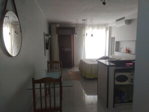 1 habitación, tabla de planchar con plancha, wifi y ropa de cama