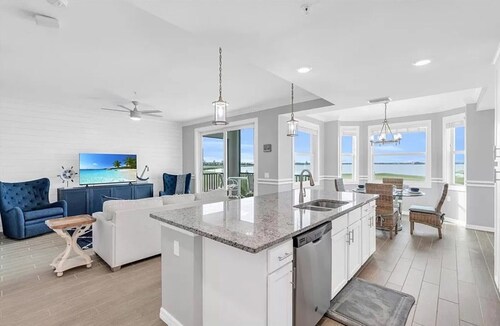 Golf included! Fabulous golf, lake, & sunset views. Walk to the resort pools.