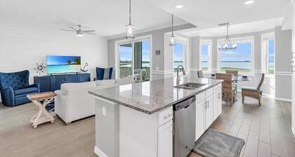 Golf included! Fabulous golf, lake, & sunset views. Walk to the resort pools.