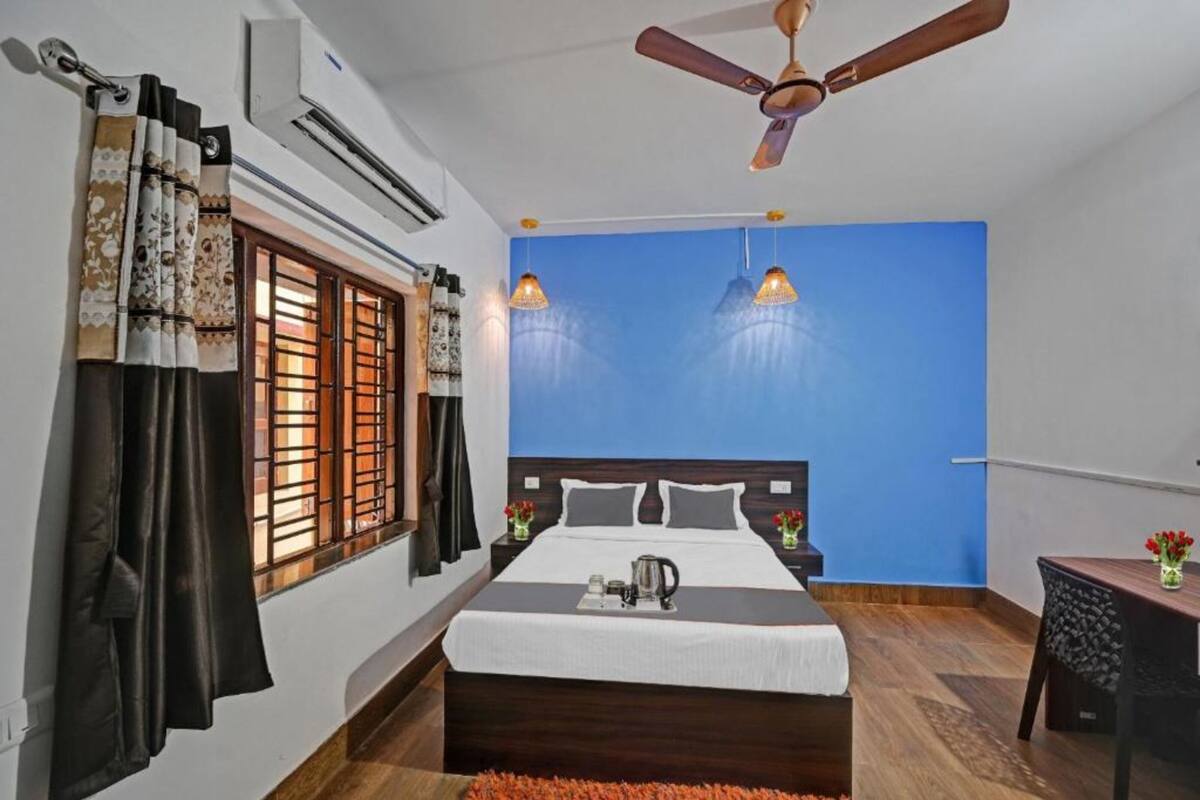 Soundproofing, free WiFi, bed sheets