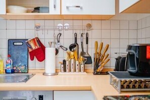 Frigorifero, microonde, forno, piano cottura