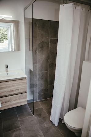 Basic Double Room | Bathroom