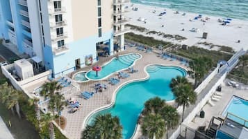 Een binnenzwembad, een verwarmd zwembad