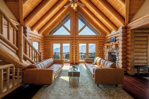 TV - 4 Kings Log Cabin 150 Acres Spectacular Views (Three Rivers)