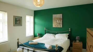 3 bedrooms, iron/ironing board, free WiFi, bed sheets