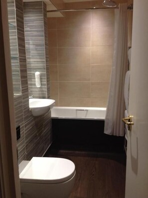 Bathroom - Wyndham Arms By JD Wetherspoon (Bridgend)