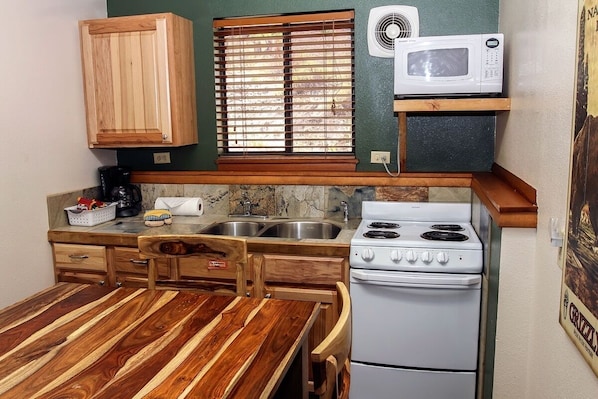 Chalet, 1 chambre | Cuisine privée | Réfrigérateur, un four, cafetière-théière, grille-pain