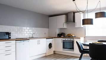 Refrigerador con congelador, microondas, horno y parrilla de estufa