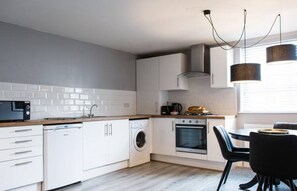 Full-sized fridge, microwave, oven, stovetop