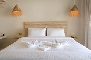 Cubrecamas, decoración personalizada, muebles diferentes y escritorio