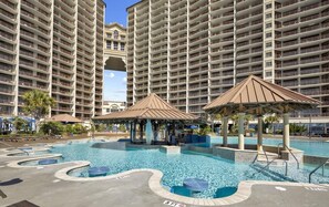 Una piscina cubierta, una piscina climatizada