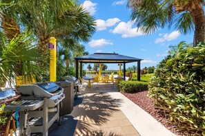 Outdoor dining - 🌅 South Beach Condo #602  Top-Floor Gulf Front Views & Coastal Comfort (Treasure Island)