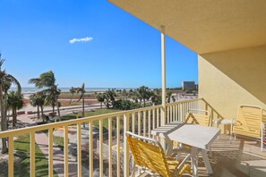 Property grounds - 🌞 South Beach Condo #305  Gulf Front Bliss for Up to Four Guests (Treasure Island)