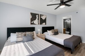 1 bedroom, free WiFi, bed sheets - 🌅 Madeira Place #402 — Sunset Views & Steps to the Sand (Madeira Beach)