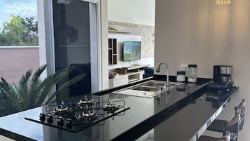 Réfrigérateur, micro-ondes, four, plaque de cuisson