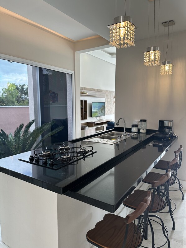 Fridge, microwave, oven, stovetop - Condomínio Ninho Verde II e um Espumante de Brinde pra Você (Pardinho)