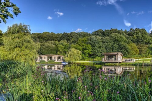Lakefront eco-cabin with boat, 4km of walkways & steam engines. Amazing Views.