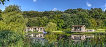 Lakefront eco-cabin with boat, 4km of walkways & steam engines. Amazing Views.

