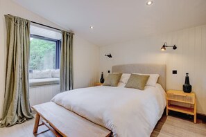 2 bedrooms, iron/ironing board, travel cot, free WiFi - Lakefront eco-cabin with boat, 4km of walkways & steam engines. Amazing Views.
(Keighley)