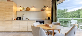 Lakefront eco-cabin with boat, 4km of walkways & steam engines. Amazing Views.