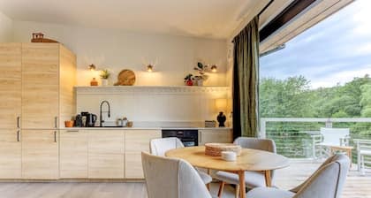 Lakefront eco-cabin with boat, 4km of walkways & steam engines. Amazing Views.