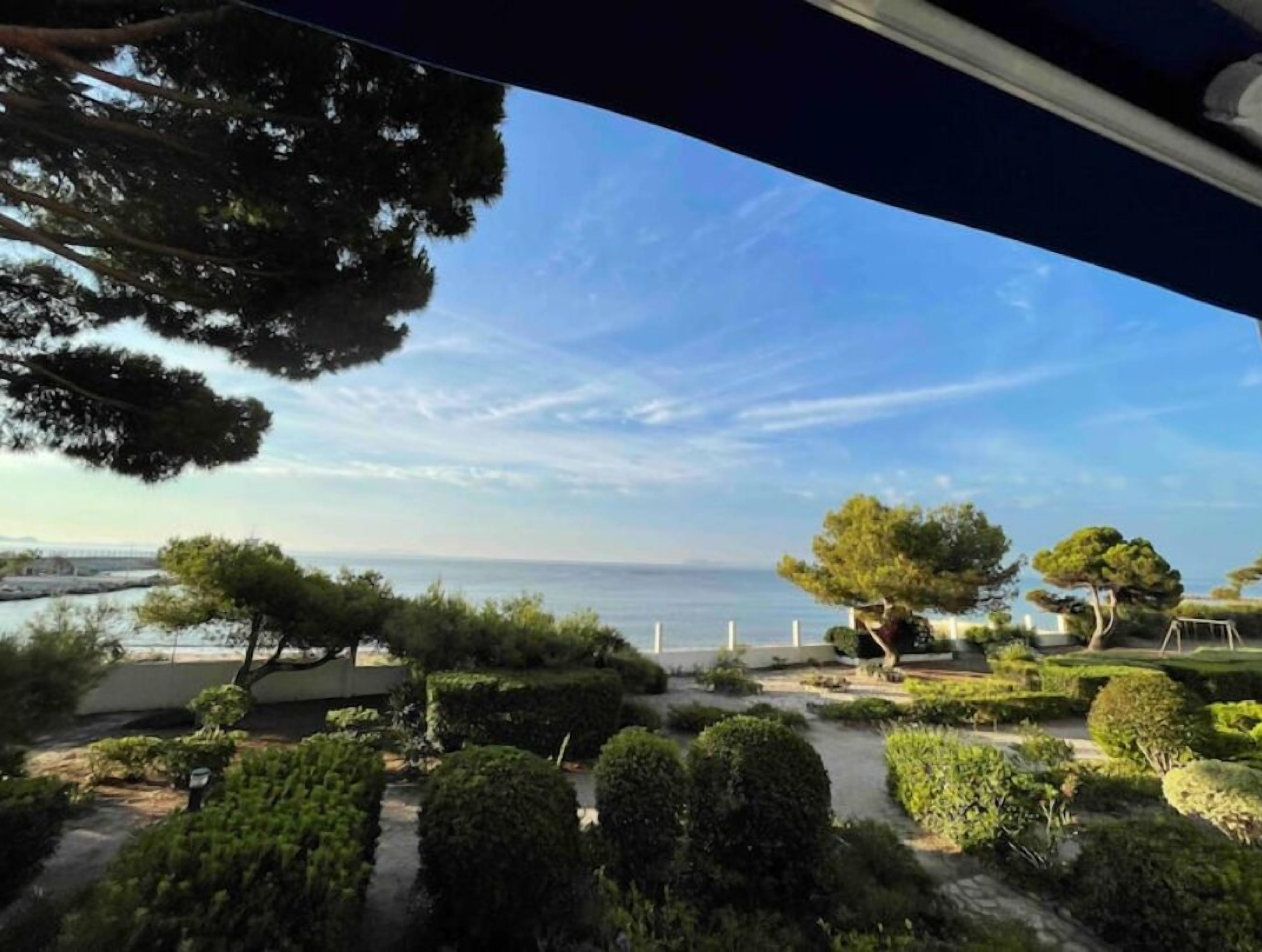 Vue depuis la terrasse sur les îles de Porquerolles, de Port-Cros et du Levant.