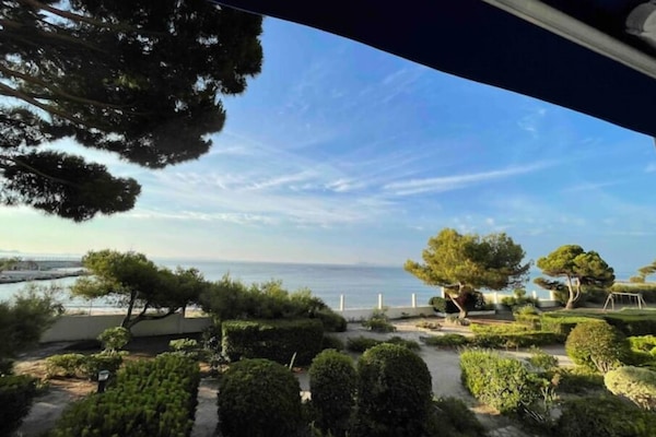 Vue depuis la terrasse sur les îles de Porquerolles, de Port-Cros et du Levant.