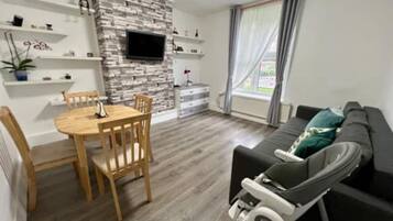 TV connectée, table de tennis de table, livres