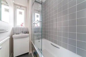  milieuvriendelijk toiletgerief, een haardroger, handdoeken, zeep
