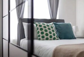 1 quarto, ferros/tábuas de passar roupa, berço de viagem