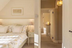 2 عدّة غرف نوم ومكتب ومكواة/لوح كي وسرير سفر