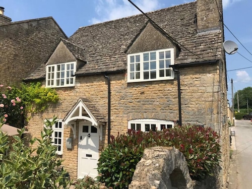 Jasmine Cottage - 2 Bedroom in Heart of Bourton
