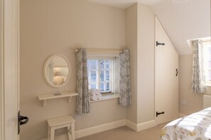 2 slaapkamers, een bureau, een strijkplank/strijkijzer, reisbedje