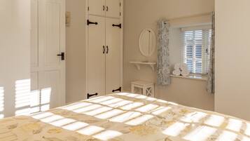 2 bedrooms, desk, iron/ironing board, travel cot