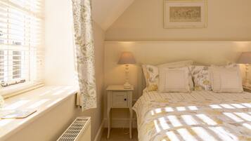 2 slaapkamers, een bureau, een strijkplank/strijkijzer, reisbedje