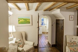 TV, fireplace - Honeypot Cottage - Charming Bolthole in Stow (Stow-on-the-Wold)