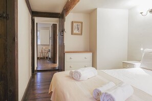 2 bedrooms, iron/ironing board, WiFi, bed sheets - Honeypot Cottage - Charming Bolthole in Stow (Stow-on-the-Wold)