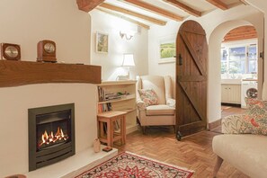 TV, fireplace - Honeypot Cottage - Charming Bolthole in Stow (Stow-on-the-Wold)
